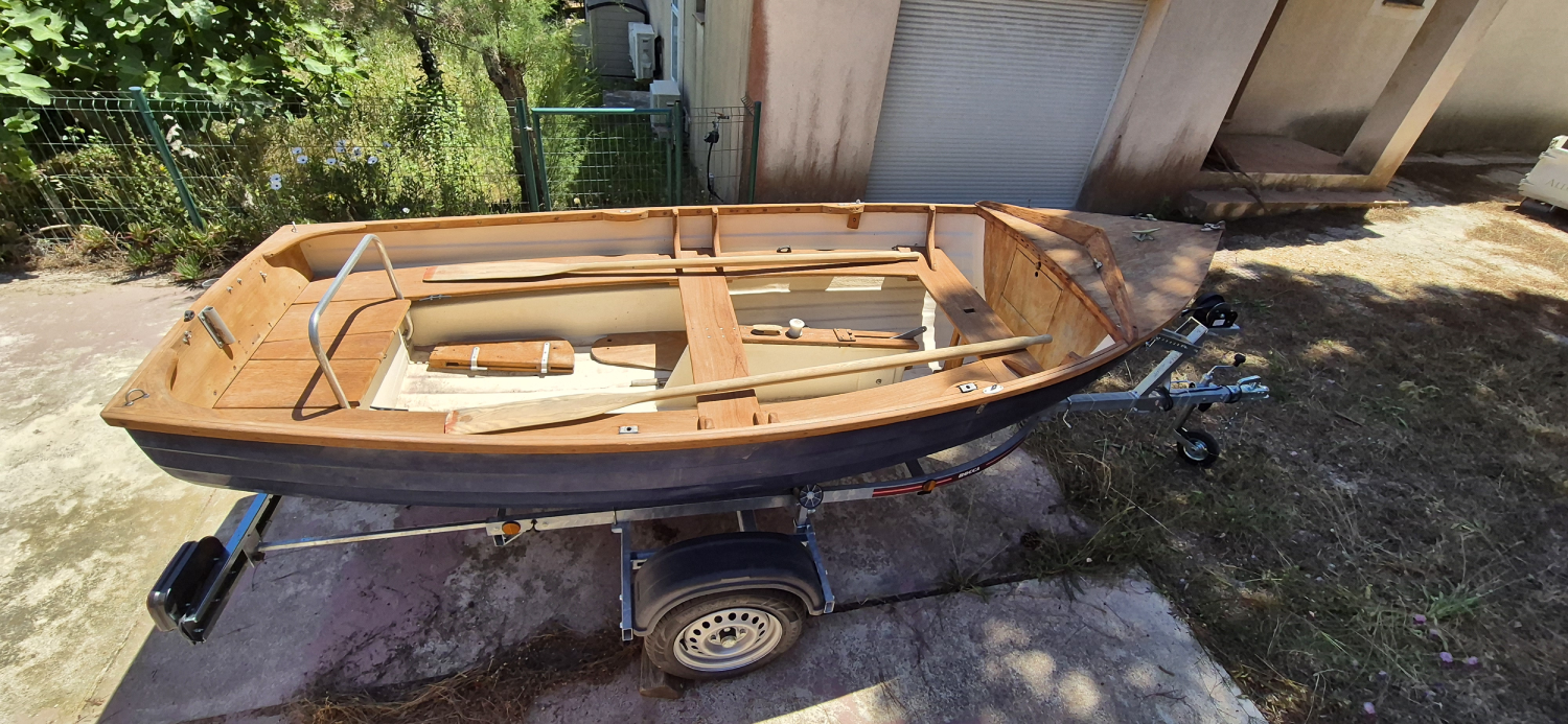 Décapage par sablage ou hydrogommage d'une coque de bateau au port du Lavandou par Allo Sablage