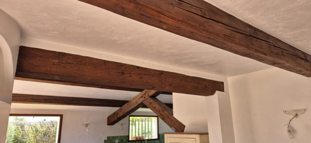 Décapage en Aérogommage poutre en bois à Garéoult dans le VAR AVANT 1