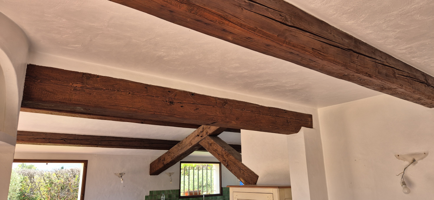 Décapage en Aérogommage poutre en bois à Garéoult dans le VAR AVANT
