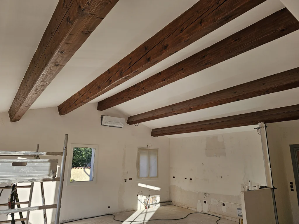 Décapage en Aérogommage poutre en bois à Garéoult dans le VAR AVANT