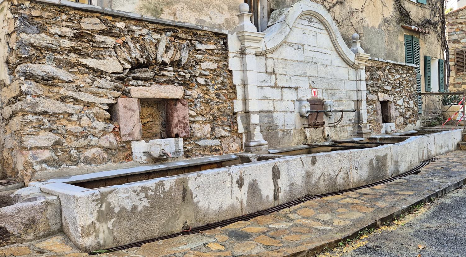 Nettoyage en hydrogommage fontaine vielles pour la commune de la Garde Freinet