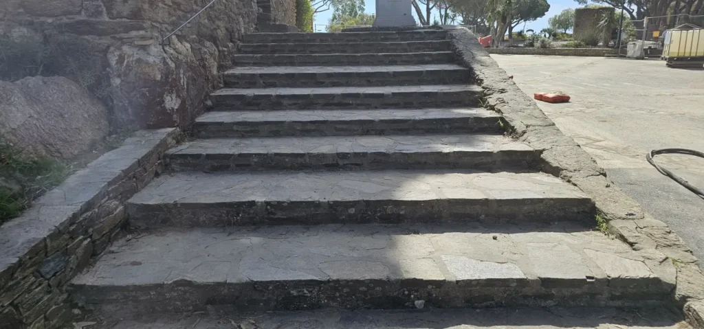 Pierres sales avant application décapage en aérogommage et hydrogommage à Bormes