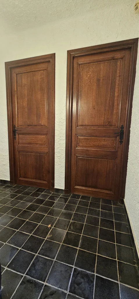 Porte en bois avant décapage