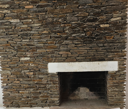 Décapage mur en pierre à Giens dans le VAR AVANT