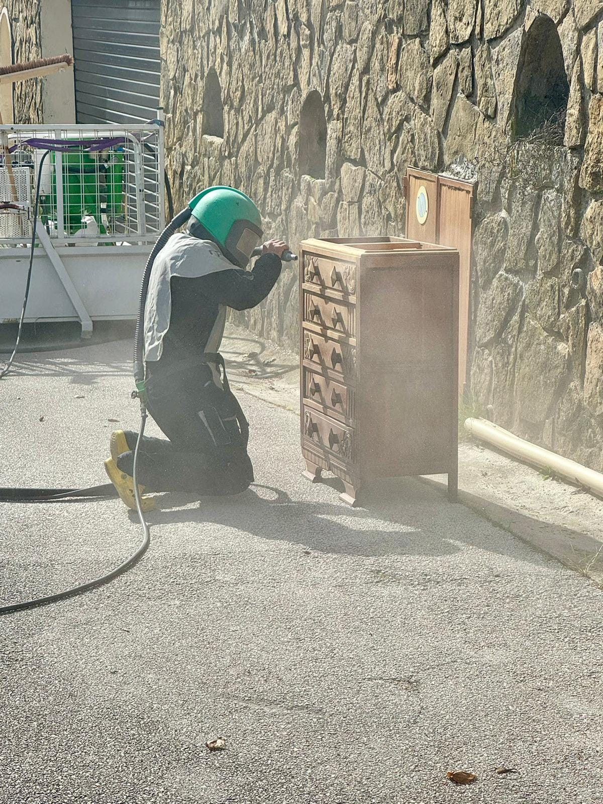 Sablage meuble en bois HyĂšres dans le VAR