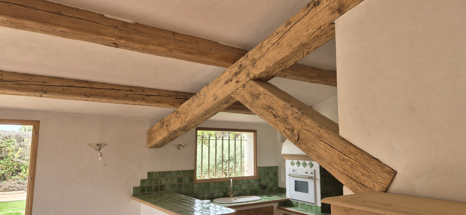 Chantier d'aérogommage sur des poutres en bois à La Crau dans le Var