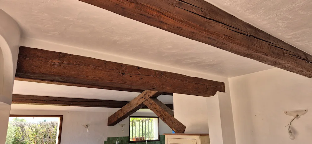 Détail de l'encrassement du bois avant l'aérogommage