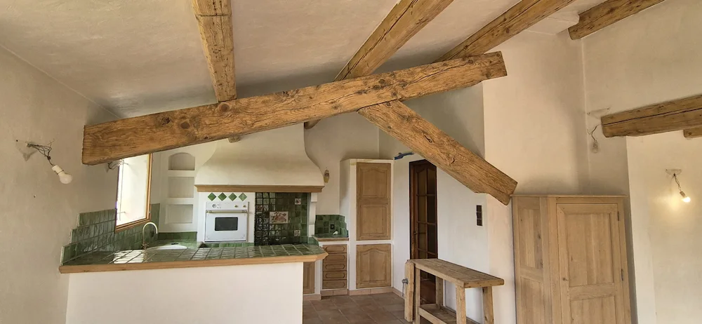 Poutre en bois entièrement décapée et restaurée après aérogommage dans le Var