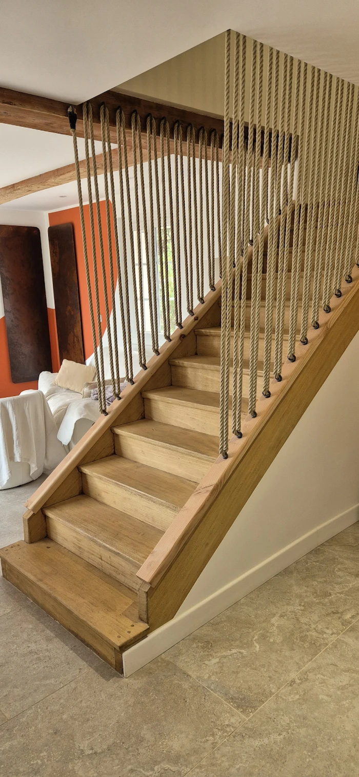 Décapage d'un escalier en bois par aérogommage à La Garde