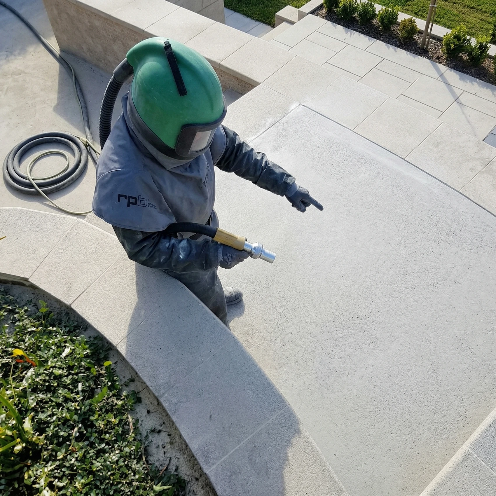 Technicien réalisant un décapage professionnel à Toulon dans le Var pour Allo Sablage
