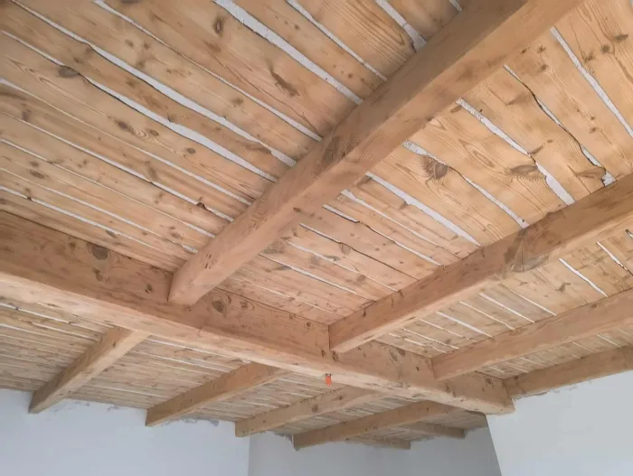 Aérogommage et décapage de plancher et poutres en bois dans le Var