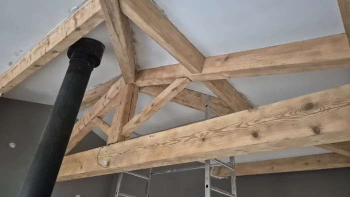Décapage par sablage de poutre en bois ancienne dans le Var