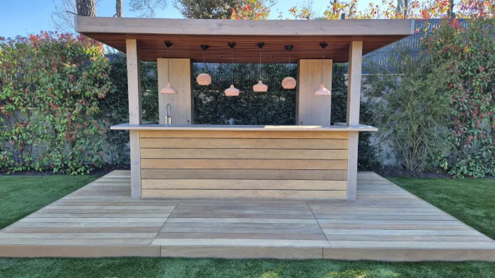 Décapage de terrasse en bois et bar de jardin à Toulon dans le Var